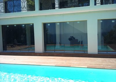 Conception terrasse avec fermeture repliable appelée rideau de verre à Nice