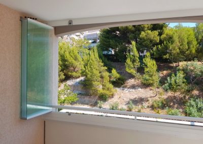 Fermeture de balcon en angle par un rideau de verre à Marseille 13009