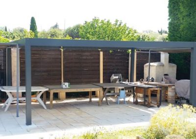 Pergola bioclimatique pool house à lames orientable à Aix en Provence
