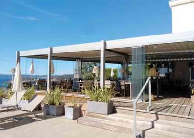 Réalisation et pose de pergola bioclimatique de grandes dimensions pour un restaurant entre Aix en Provence et Nice