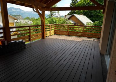 Terrasse avec lames bois composite Fiberon Xtrême 20 pour une maison dans les Alpes