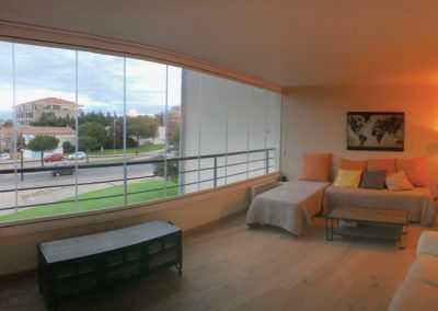 Transformation d’un simple balcon en véritable salon grâce au rideau de verre à Marseille