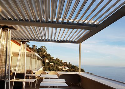 Couverture de terrasse en pergolas bioclimatiques pour un hôtel 4 étoiles dans le Var