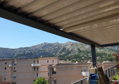 Pergola bioclimatique (brise-soleil à lames aluminium orientables) pour protéger un balcon au 6ème étage à Marseille 13009