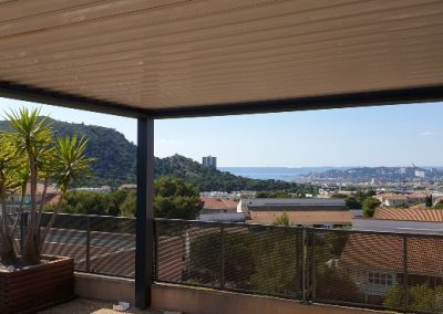 Pergola bioclimatique à lames orientables sur toit terrasse à Marseille
