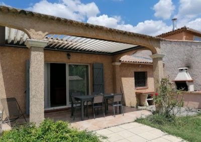 Couvrir une terrasse entre murs par une pergola bioclimatique suspendue à côté d’Aix en Provence