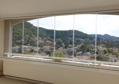 Fermeture de balcon par un rideau de verre à Marseille 13