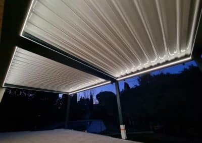 Pergola bioclimatique et rideaux de verre