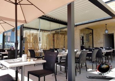 Pergola bioclimatique pour terrasse de restaurant à côté de Sète avec rideaux de verre (Hérault 34)