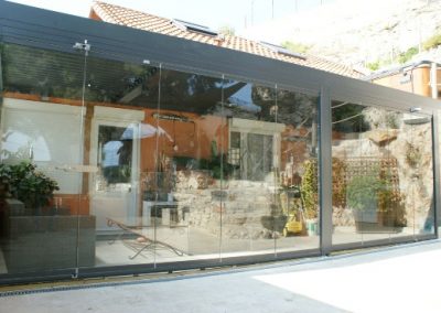 Création de terrasse avec une Pergola bioclimatique et rideau de verre Marseille 13016